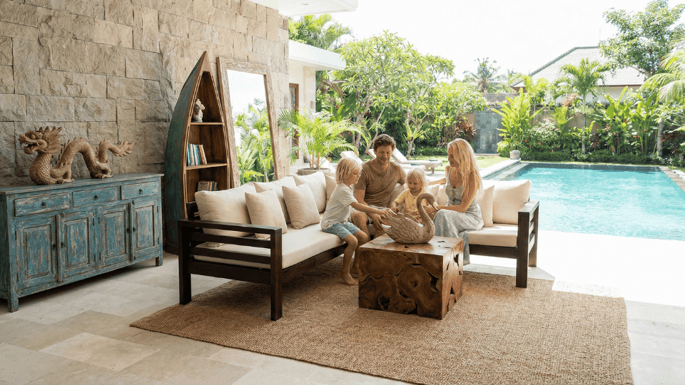 Havuzlu villa terasında Teak ağacı bahçe oturma grubu, kök sehpa, eskitme mavi konsol ve kayık kitaplık ile lüks dış mekan yaşamı - Adam's Luxury Home