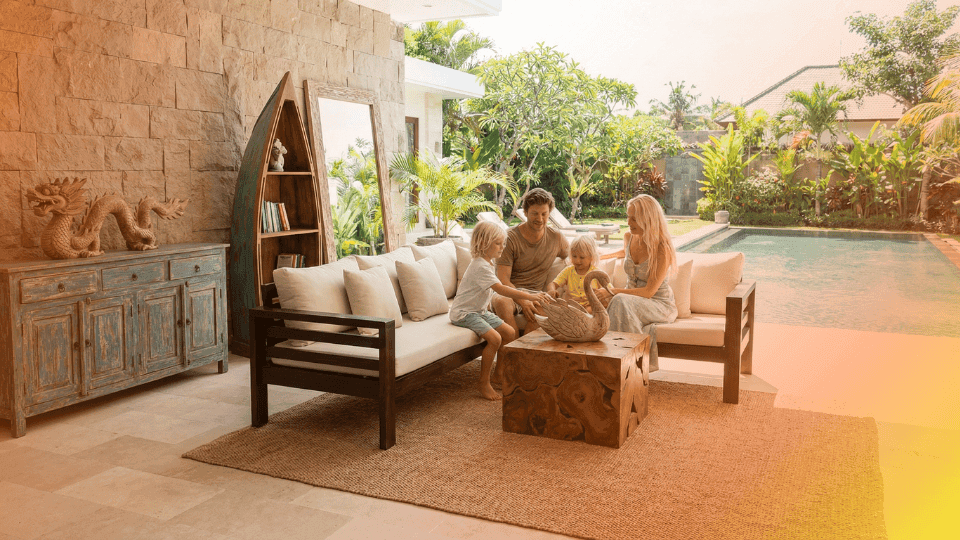 Havuzlu villa terasında Teak ağacı bahçe oturma grubu, kök sehpa, eskitme mavi konsol ve kayık kitaplık ile lüks dış mekan yaşamı - Adam's Luxury Home