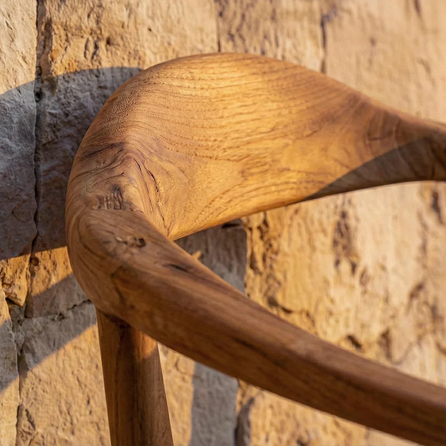 Masif tik ağacı sandalye kavisli sırt ve kolçak birleşim ahşap damar detayı